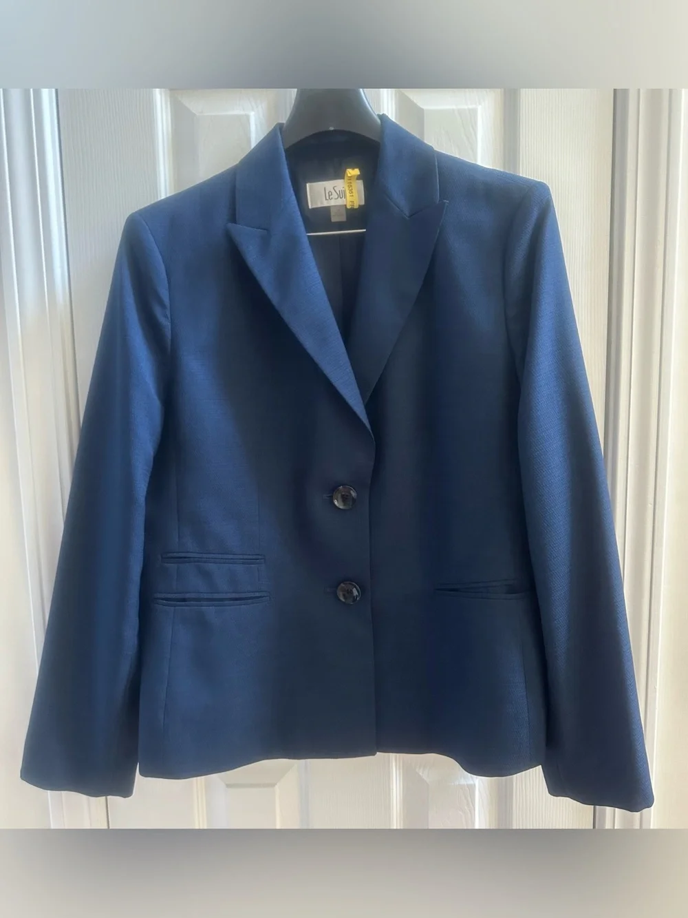 Gently Worn Navy Women's Le Suit Two-Piece Long Sleeve Pant Suit